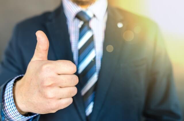 Man giving thumbs up, get commercial truck financing
